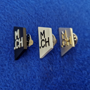 Pins mit Logo